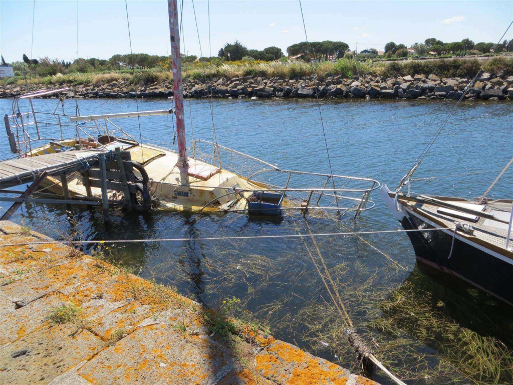 Épave à l'entrée de l'Étang de Thau (Photo VNF Sud-Ouest)