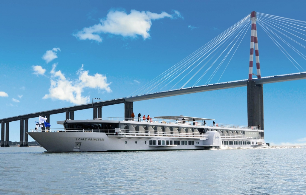 Le "Loire Princesse" franchit le pont de St Nazaire (Photo B.Biger)