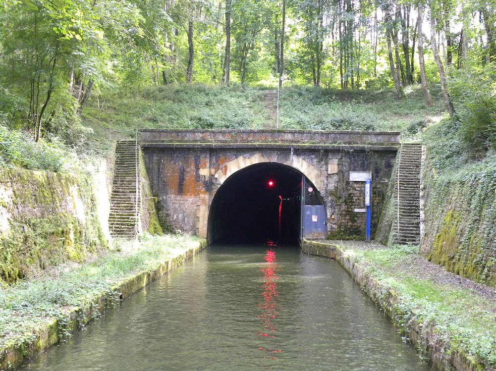 Entrée du tunnel de Balesmes - PK160 du canal d'Heuilley (Photo PJL)