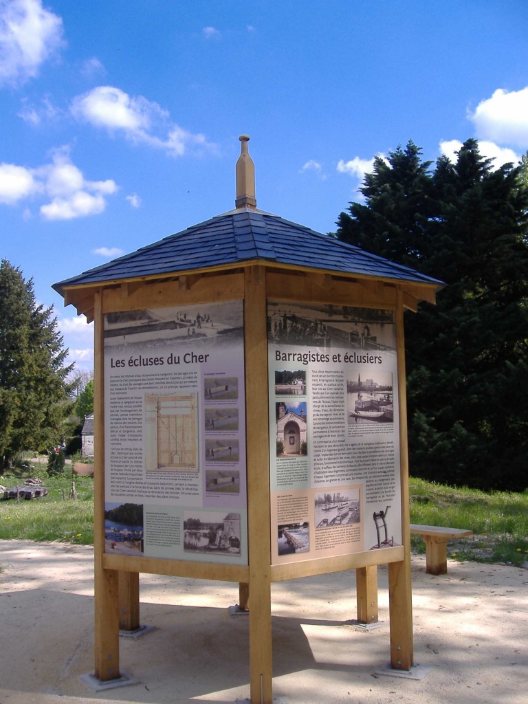 Kiosque d'information à l'écluse de Nitray (Photo CC Bléré/Val-de-Cher)