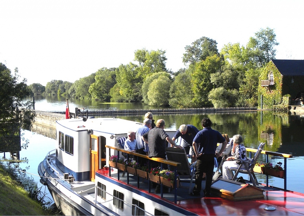 Le "Nymphéa" devant l'écluse de Nitray en septembre 2011 (Photo PJL)