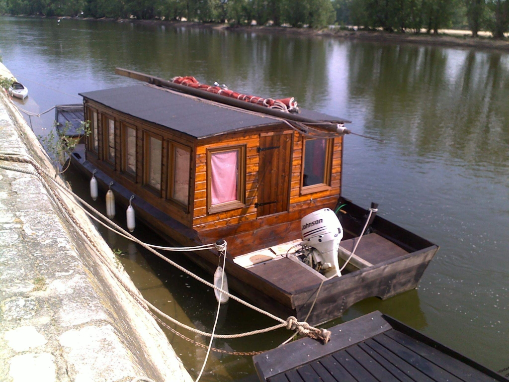 Le "Jehan-Martin" le long des quais d'Orléans (Photo B.Desmurs)