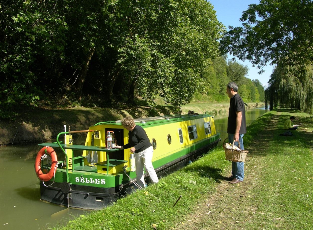 Picnic le long des berges du canal de Berry (Photo PJL)