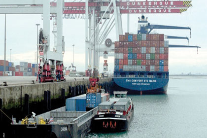 En France, les opérateurs fluviaux doivent supporter financièrement une partie de la manutention des conteneurs dans les ports maritimes. (Photo DR)