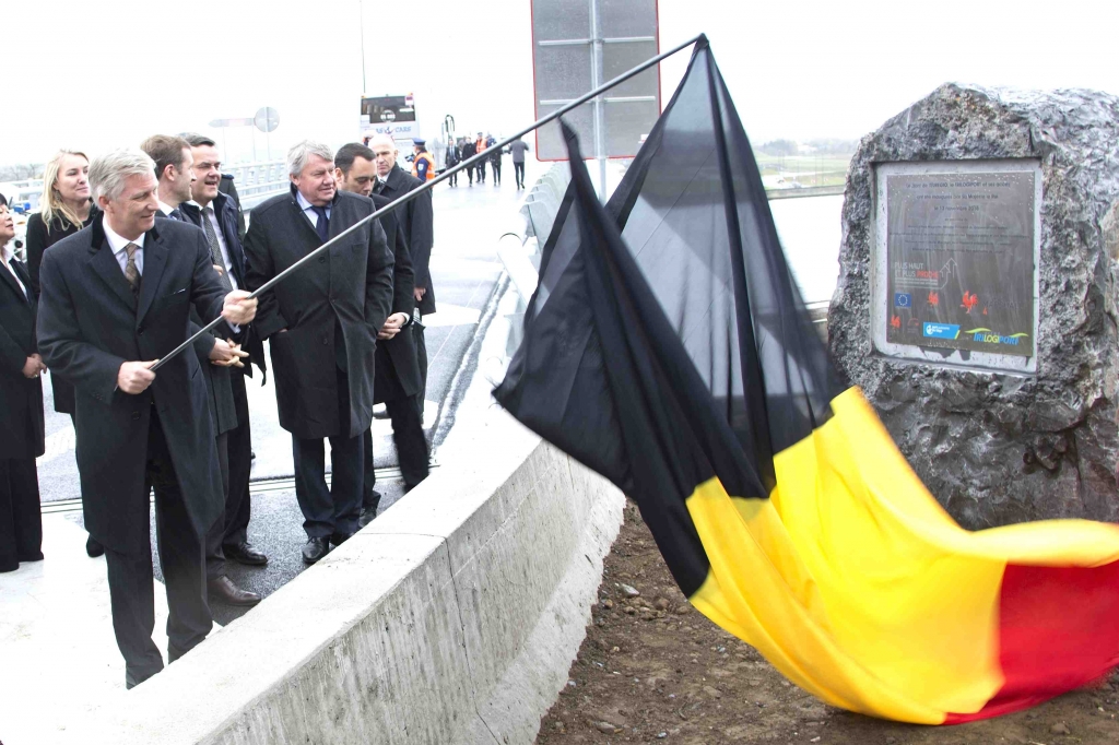 Le Roi Philippe découvre la stèle inaugurale du "Trilogiport" (Photo Y.Gérondal)