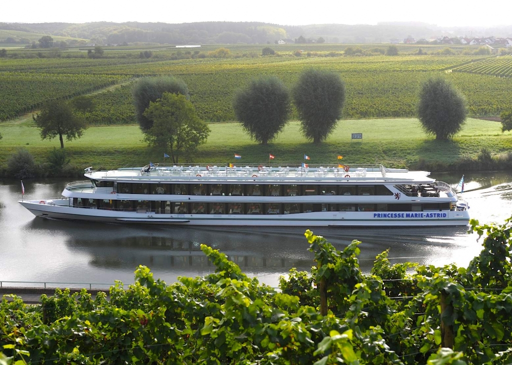 Le "Princesse Marie Astrid" au milieu des vignes mosellanes (Photo "Entente touristique de la Moselle luxembourgeoise")