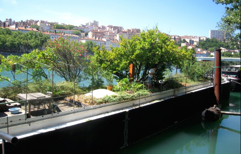 Le verger flottant du "Babylone" à Lyon (Photo "Péniches-Lyon")