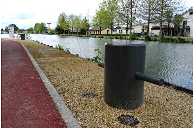 Les grosses bittes du port de plaisance de Castelsarrasin (Photo B.Chanal)