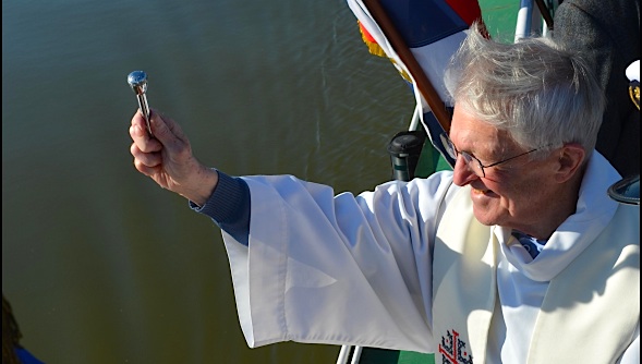 Le Père Albert bénit les bateaux de Béthune (Photo Voix du Nord)