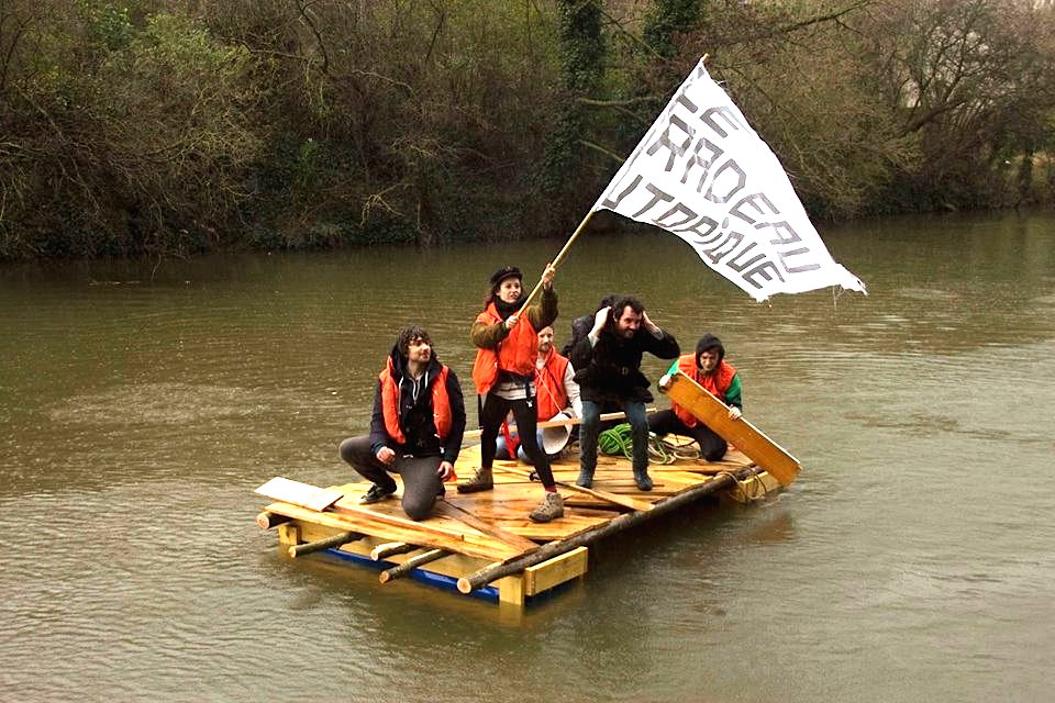 Le "Radeau Utopique" de l'École parallèle imaginaire (Photo EPI)