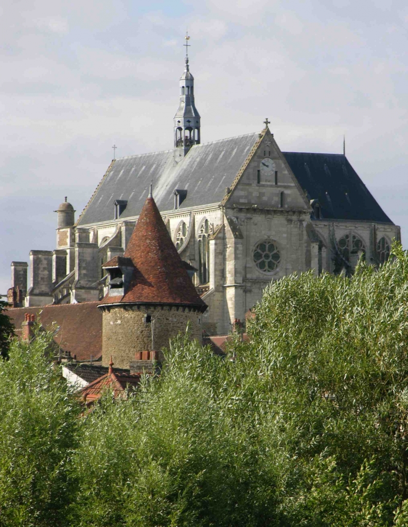 Saint Florentin - L'église et la tour des cloches (Photo PJL)