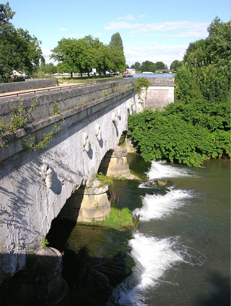 Saint Florentin - Le pont canal sur l'Armance (Photo PJL)