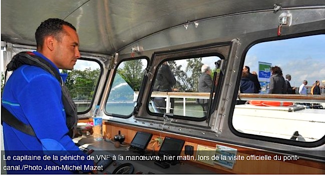 VNF à la manœuvre sur le pont canal d'Agen (Photo J-M.Mazet)