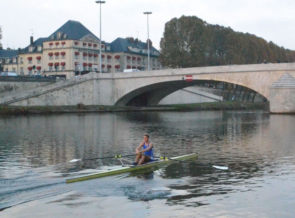 Compiègne, le 25 octobre. Le pont Louis XV pose problème pour le passage des berges à conteneurs sur le futur canal Seine Nord Europe. (Photo LP/V.G.) 