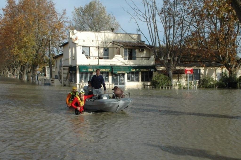 Les pompiers ont dû intervenir pour sécuriser quelques habitants de Beaucaire. (Photo François Desmeures)