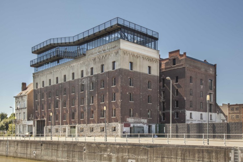 Le bâtiment Coop revitalise l'ancienne meunerie Moulart à Anderlecht, ensuite devenue atelier de pneus. (Photo l'Avenir)