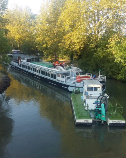 La péniche Le Tenace en chemin sur le canal du Midi vers le port de l'Embouchure. (Photo : Twitter/Mairie de Ramonville)