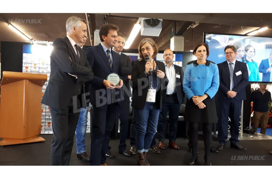 Remise du prix du salon Cité 21 à la commune de Saint-Jean-de-Losne, représentée par sa maire, Marie-Line Du parc (au centre). Pour son investissement en matière de tourisme fluvial et son impact sur la population locale. (Photo extraite du site bienpublic.com)