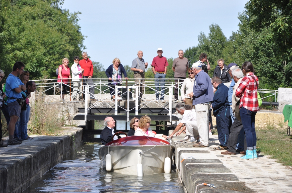 L'Arecabe au chevet de l'écluse de Launay à Thénioux (Cher) sur le canal de Berry. (Photo Arecabe)