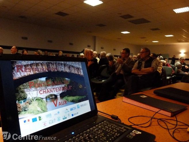 Le public, venu en nombre, a trouvé les réponses à ses questions quant aux dates et au financement de la rénovation du pont-canal de Chantemerle, à Vaux. (Photo JEAN Frédéric - La Montagne)