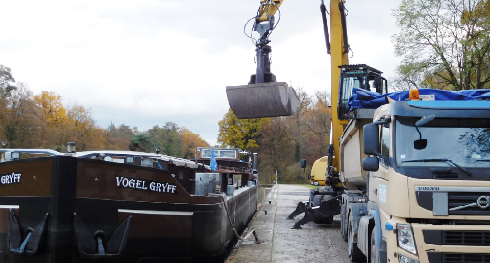 L’entreprise de construction Leonhart a substitué avec succès le canal de la Marne au Rhin à la route pour l’acheminement de résidus sidérurgiques proches. (Photo Leonhart)