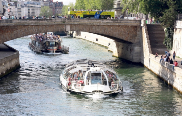 Le Batobus "Dauphine" près de Notre-Dame. Dès le 17 janvier, les détenteurs d'un Navigo annuel pourront, moyennant un supplément, emprunter la voie fluviale. (Photo Philippe Lavieille/MAXPPP)