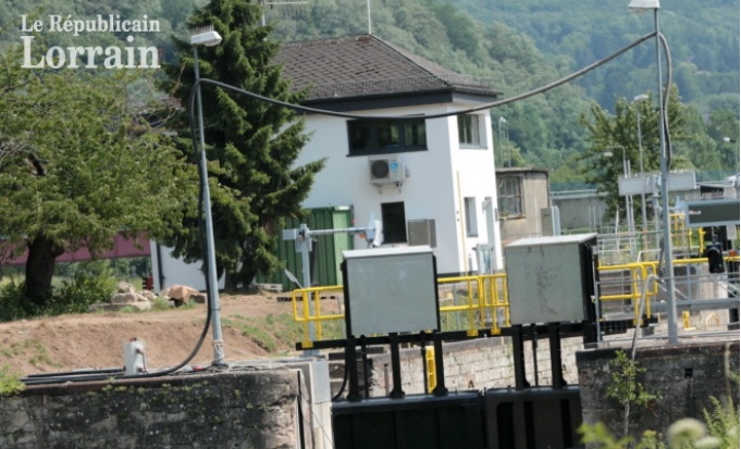 Des portes neuves de l'écluse de Güdingen endommagées avant d'avoir servi (Photo T.Nicolas)