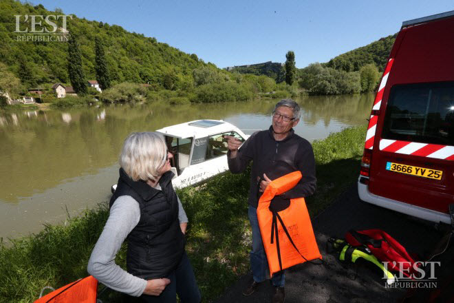 Linda et Alois, un couple de plaisanciers belges, se souviendront longtemps de cette péripétie. (Photo Arnaud CASTAGNÉ)