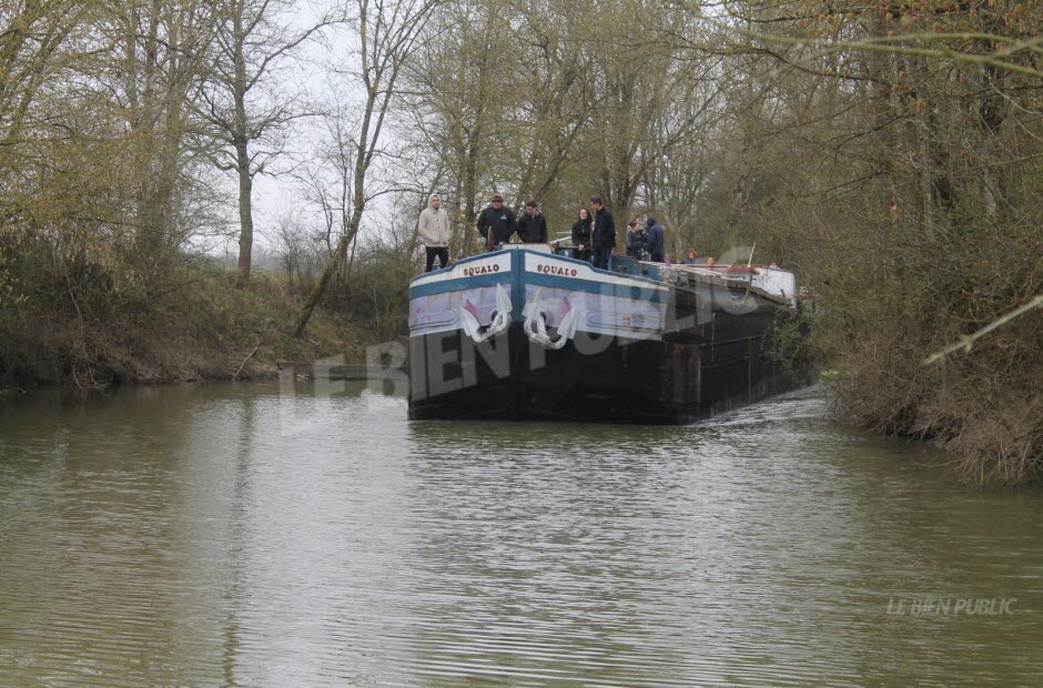 Samedi, une péniche d'une longueur jamais vue sur la Seille (38 mètres) a fait le trajet La Truchère - Louhans. (Photo Gaëtan Boltot)