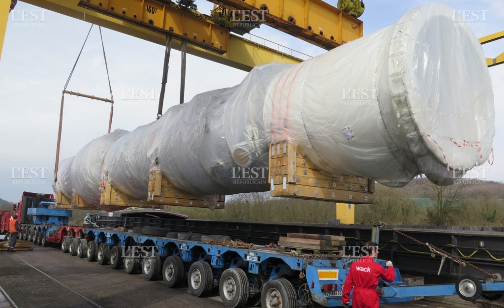 Le transbordement de la péniche Obélix au camion Wack des 105 tonnes de l’évaporateur, qui vont reposer sur dix-neuf essieux mobiles… (Photo ER)