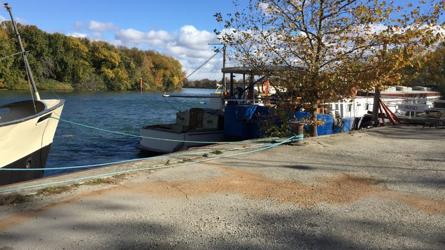 Sur le port d'Avignon, il faut vérifier que les amarres sont bien attachées, lorsque le mistral souffle (Photo Radio France - Kevin Dufrêche) 