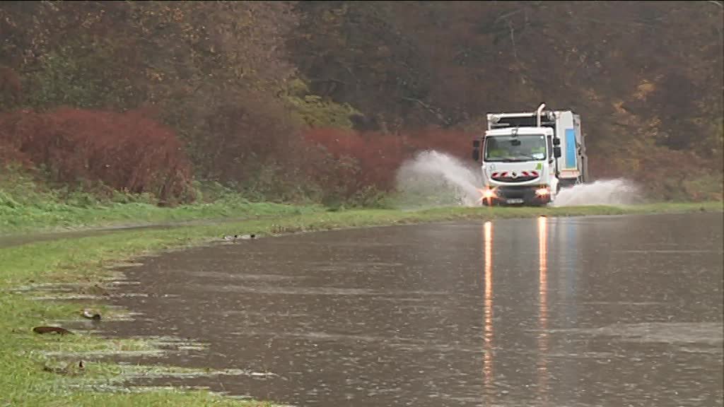 Inondations à La Petite Commune : les habitants rament pour rentrer chez eux (Photo France 3 Champagne-Ardenne / D. Samulczyk)