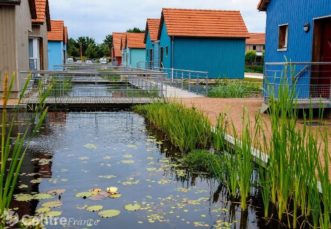 Les différentes structures colorées et les jardins d’eau contribuent à rendre le site attrayant. (Photo Fred Lonjon)