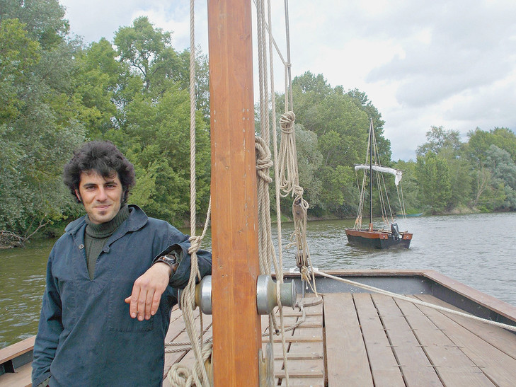 Clément Sirgue à bord de La Rabouilleuse. (La Nouvelle République/MaxPPP)