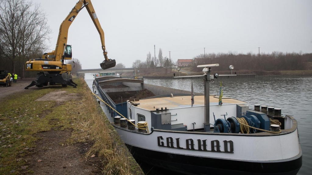 Fin janvier à Dourges, une première expérience (réussie) avait été menée sous l’égide de VNF avec le déchargement de 1 800 tonnes de remblai pour le chantier de Delta 3. Depuis, le quai a été réaménagé. Et maintenant ? (PHOTO ARCHIVES SÉVERINE COURBE)