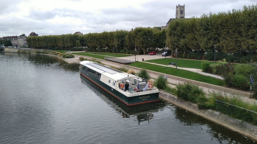 Le Natalia est une péniche hybride respectueuse de l’environnement avec ses moteurs électriques et ses panneaux solaires. Photo Radio France - Thierry Boulant)