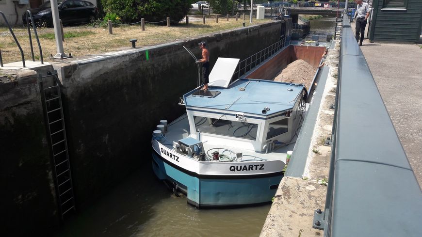 Le sablier de Daniel à l'écluse 19 dite de "l'usine"sur le canal des Vosges (Photo Radio France - Hervé Toutain)