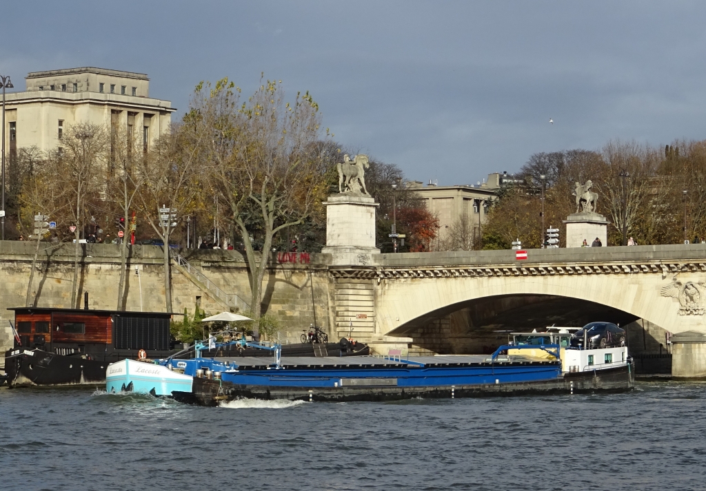 Un bateau de commerce à Paris en novembre 2017 (Photo V. Brancotte)