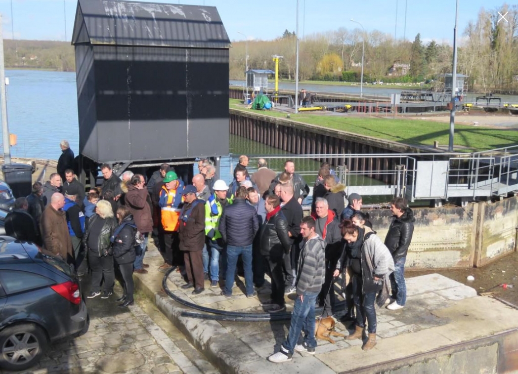 Boissise-le-Roi, vendredi midi. Plus d’une cinquantaine de bateliers se sont rassemblés à l’écluse des Vives-Eaux pour protester contre sa fermeture. (LP/Sylvain Deleuze)