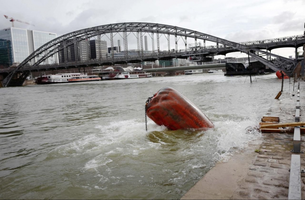 Quai d’Austerlitz (XIIIe), ce dimanche. Une péniche aménagée en 1929 par Le Corbusier et classée monument historique a coulé samedi à la suite d’une avarie. En cours de réhabilitation, elle doit être transformée en lieu culturel. (Photo extraite du site Leparisien.fr)