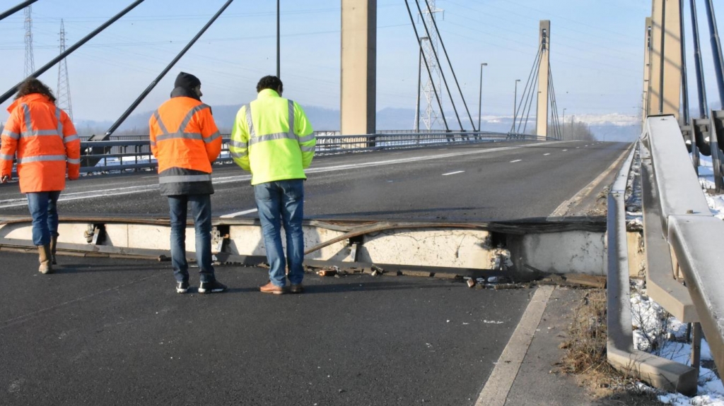 Il va falloir plusieurs jours pour réparer. (Photo Pierre Neufcour)