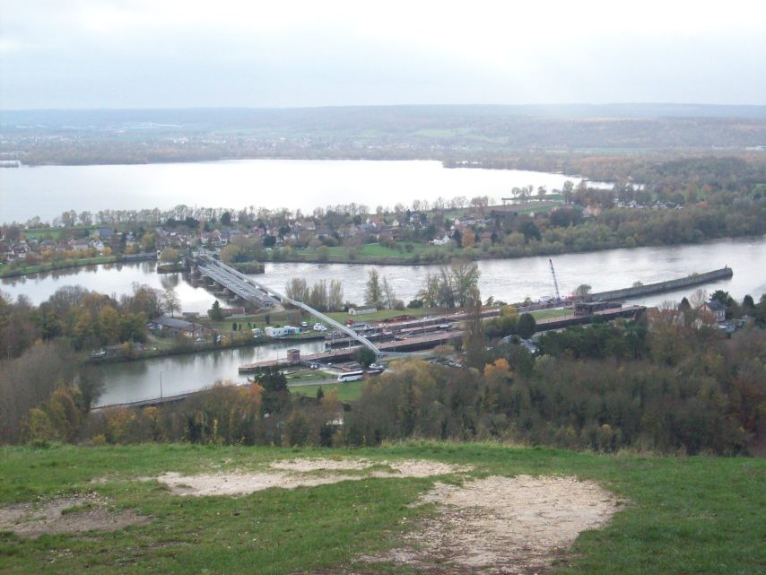 Un bateau en panne est resté coincé au niveau du barrage de Poses (Eure), dimanche 18 février 2018. Deux hommes ont été secourus par les sapeurs-pompiers. (Illustration Wikimedia Commons)