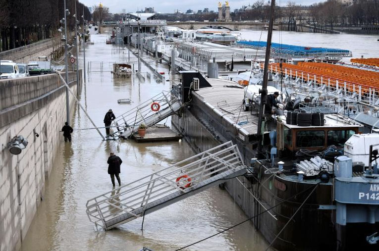 Ici, les quais sont encore praticables à condition de chausser des bottes, à Paris le 22 janvier 2018 - AFP.COM (Photo STEPHANE DE SAKUTIN)