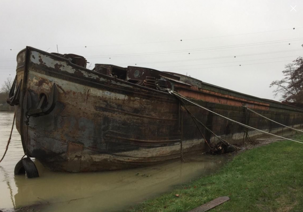 Samois-sur-Seine, dimanche matin. Trois équipes de plongeurs de sapeurs-pompiers ont récupéré en pleine nuit dimanche une barge en perdition sur la Seine, à hauteur de Samois-sur-Seine. (Photo D.R.)