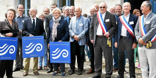 Catherine Bersani, Benjamin Mouton et Christine Lair (avec les panneaux) vont remettre le label aux trois maires : Michel Caro (Port-Launay), Bruno Julien (Plobannalec-Lesconil) et Joseph Evenat (Audierne). (Photo D.R.)