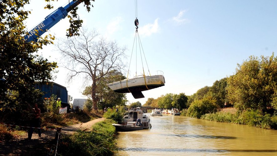 Une opération d'enlèvement de bateaux "ventouses" a eu lieu à Vias, en 2016. (Photo PIERRE SALIBA)