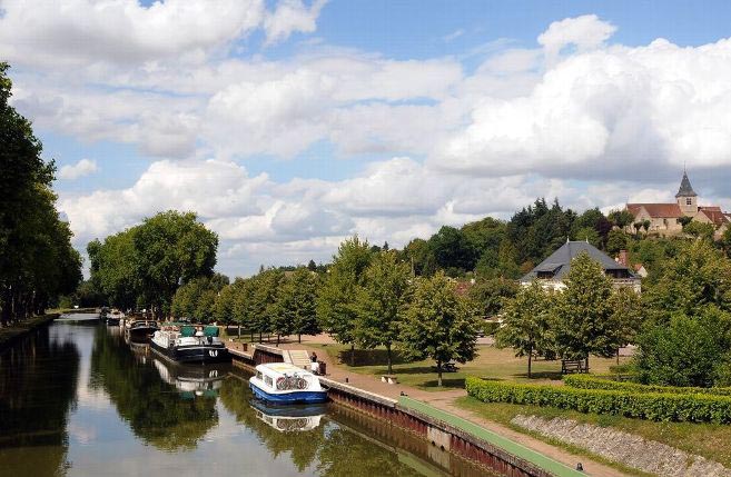 Après le canal de Bourgogne notamment, le canal de Briare va être fermé à la circulation dès ce lundi 19 août. (Photo d'archives de l'Yonne républicaine Florian Salesse.)