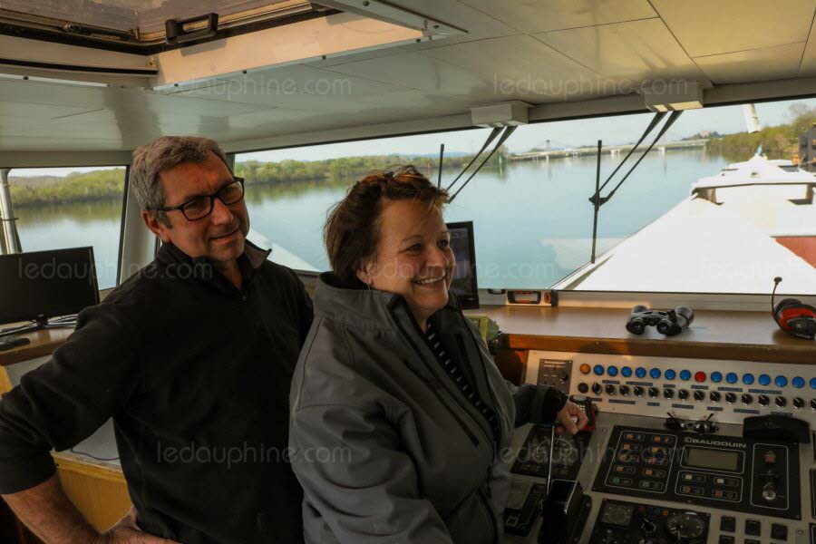 Patrick et Sophie Schmutz transportent des granulats pour la société Lafarge depuis quatre ans à bord de leur péniche. Une entreprise rentable, mais le couple cherche un repreneur pour couler des jours heureux loin du Rhône.  (Photo Le DL /Stéphane MARC)