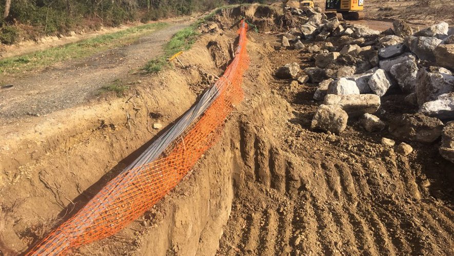 La terre à combler est parfois de près de 3 m de hauteur. (Photo DDM)