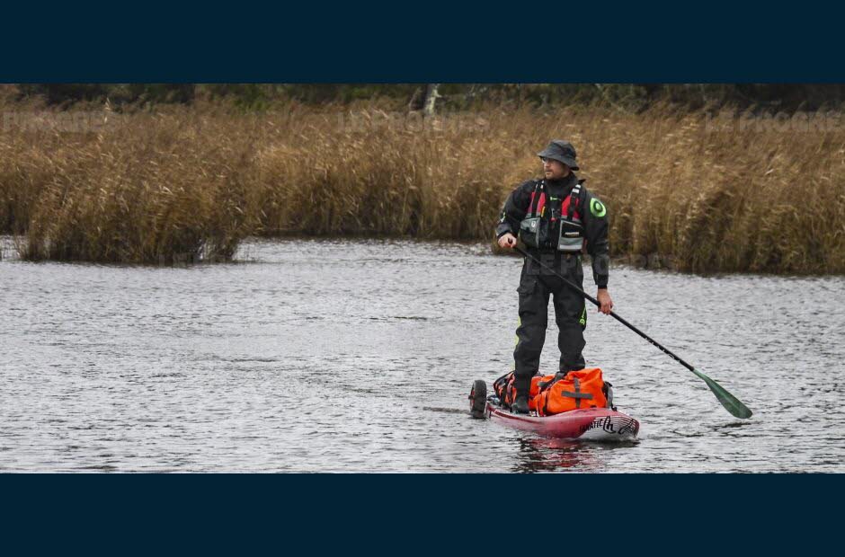 Pour descendre puis remonter le fleuve, le paddle permet au jeune homme de glisser sur certains tronçons. (Photo DR/José LENFANT)